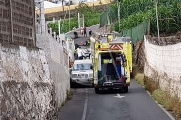 Un turismo vuelca a la salida de Tara (Foto TA)